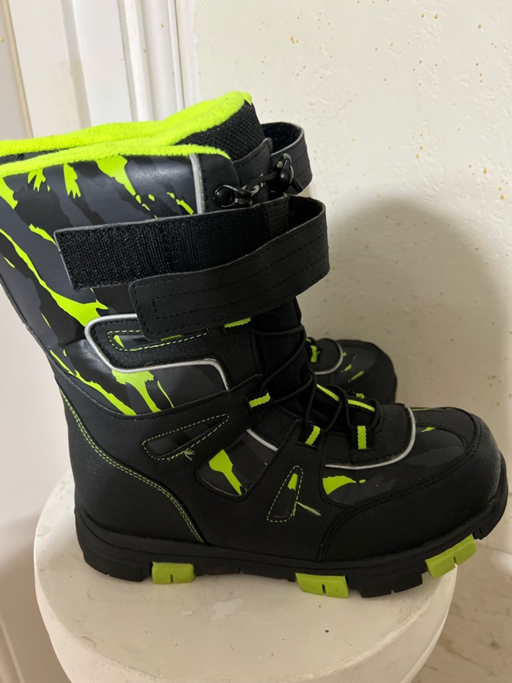 Kids Black & Neon Green Winter Boots - Secure Hook & Loop Closure snowboard 🏂